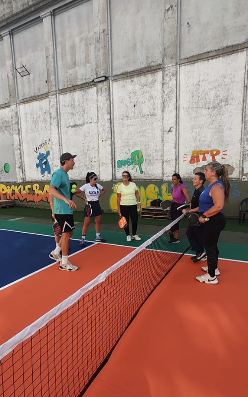 Partido de pickleball en Punto Pickleball